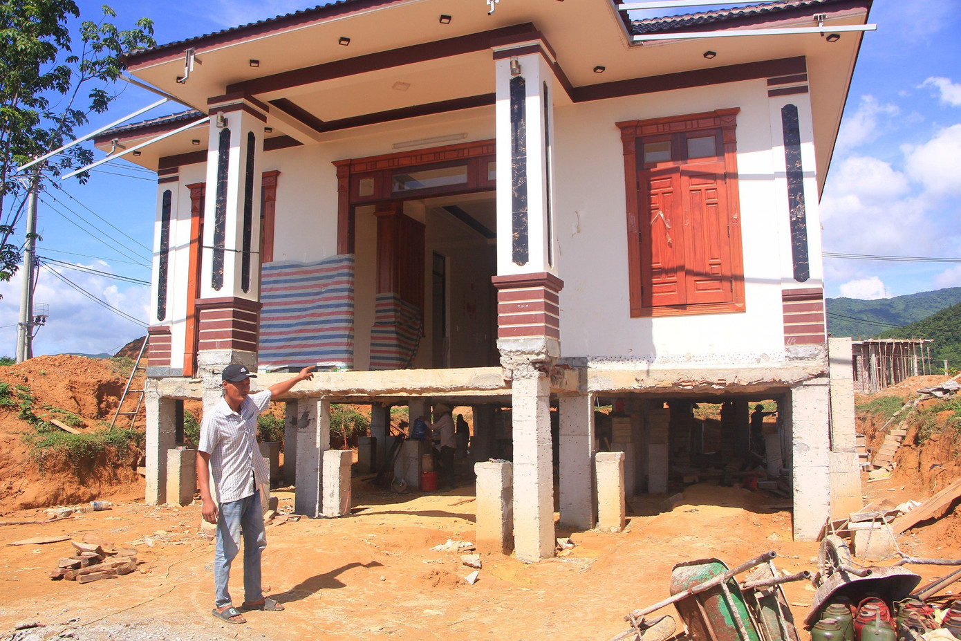 Ngôi nhà của anh Trần Bá Đàn được "thần đèn" di dời đến vị trí mới.