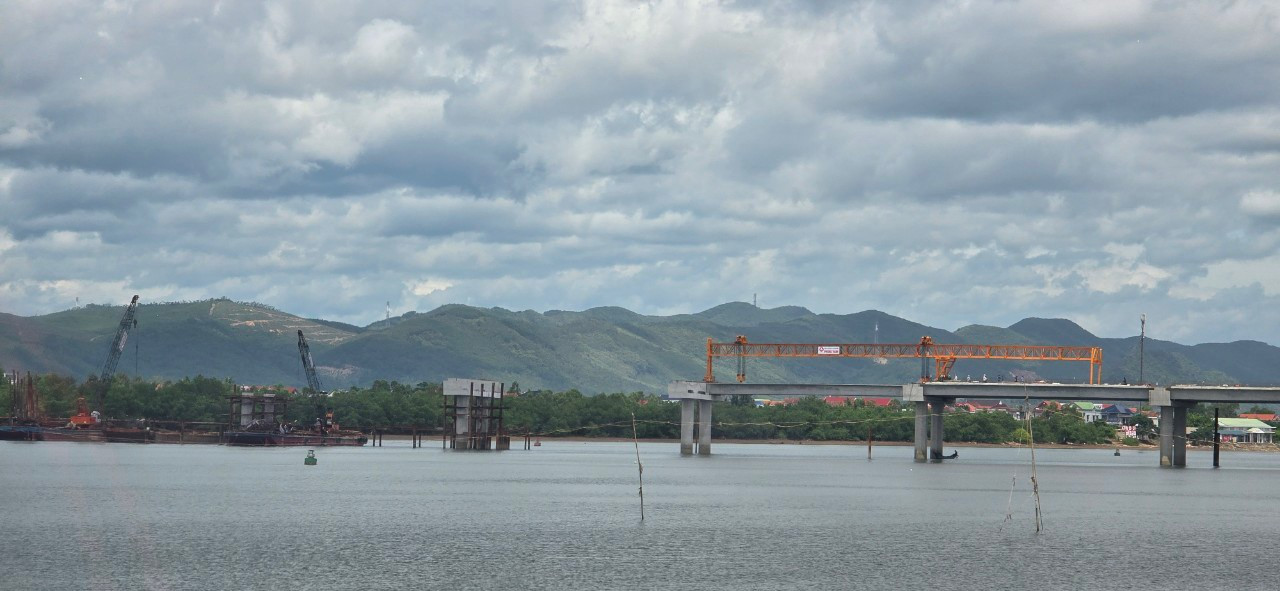 Đơn vị thi công đã dùng nhiều biện pháp để khắc phục, đảm bảo về đích đúng tiến độ. Đơn vị thi công đã dùng nhiều biện pháp để khắc phục, đảm bảo về đích đúng tiến độ.