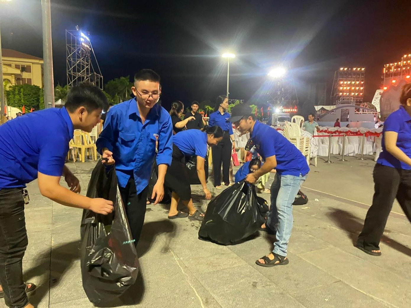 Lực lượng nòng cốt là đoàn viên thanh niên. Các bạn đã chuẩn bị từ trước như mua sẵn túi để đựng rác.