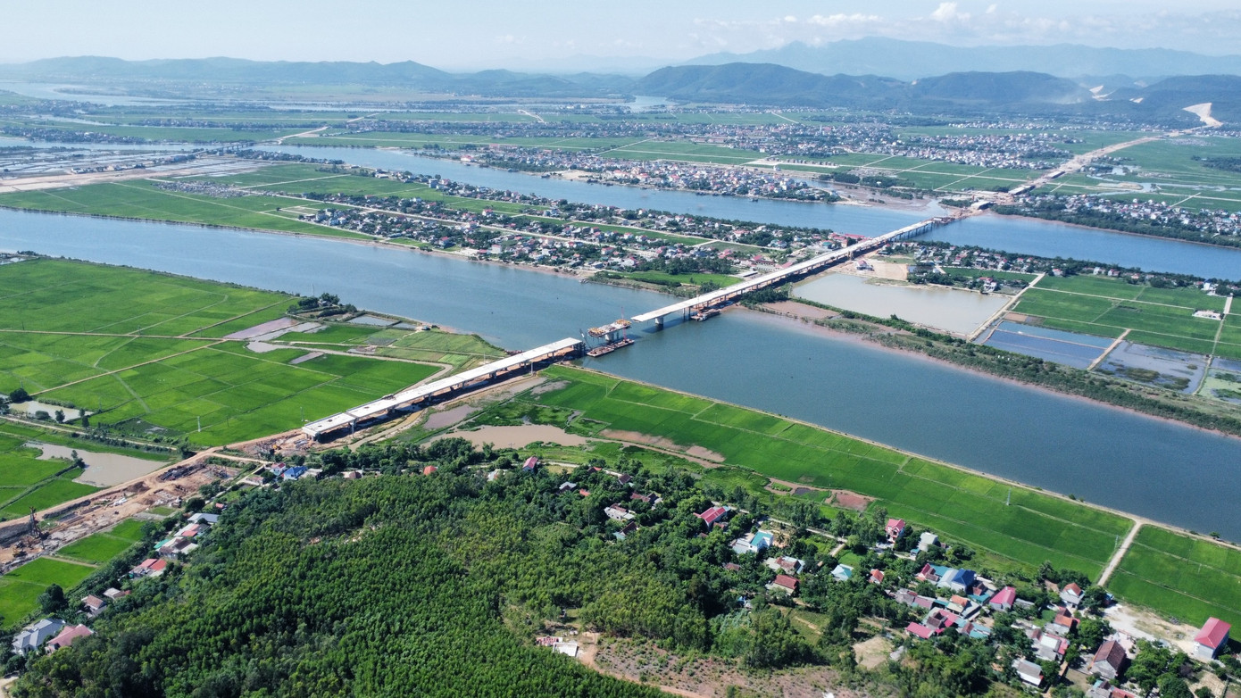 Cầu cao tốc Bắc - Nam bắc qua sông Gianh dài 2,8km. Cầu cao tốc Bắc - Nam bắc qua sông Gianh dài 2,8km.