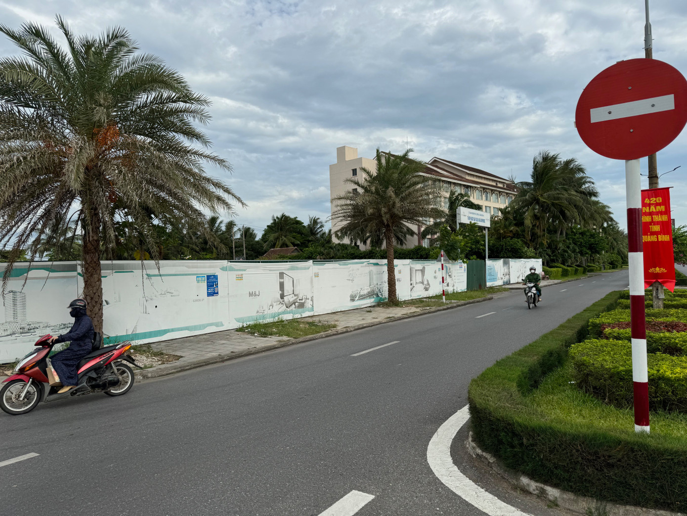 Dự án nằm trên trục đường dọc sông Nhật Lệ, có thể nói là đắc địa để kinh doanh khách sạn. Dự án nằm trên trục đường dọc sông Nhật Lệ, có thể nói là đắc địa để kinh doanh khách sạn.