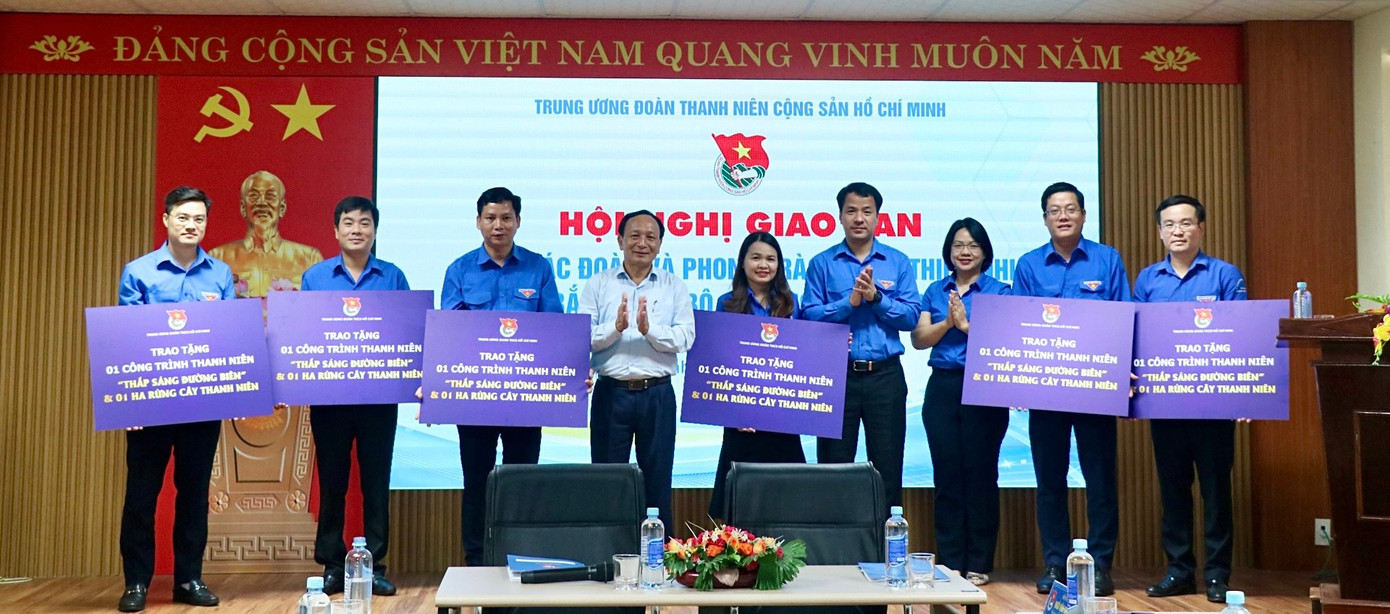 Trao biểu trưng hỗ trợ cụm Bắc Trung bộ công trình thắp sáng đường biên. Trao biểu trưng hỗ trợ cụm Bắc Trung bộ công trình thắp sáng đường biên.