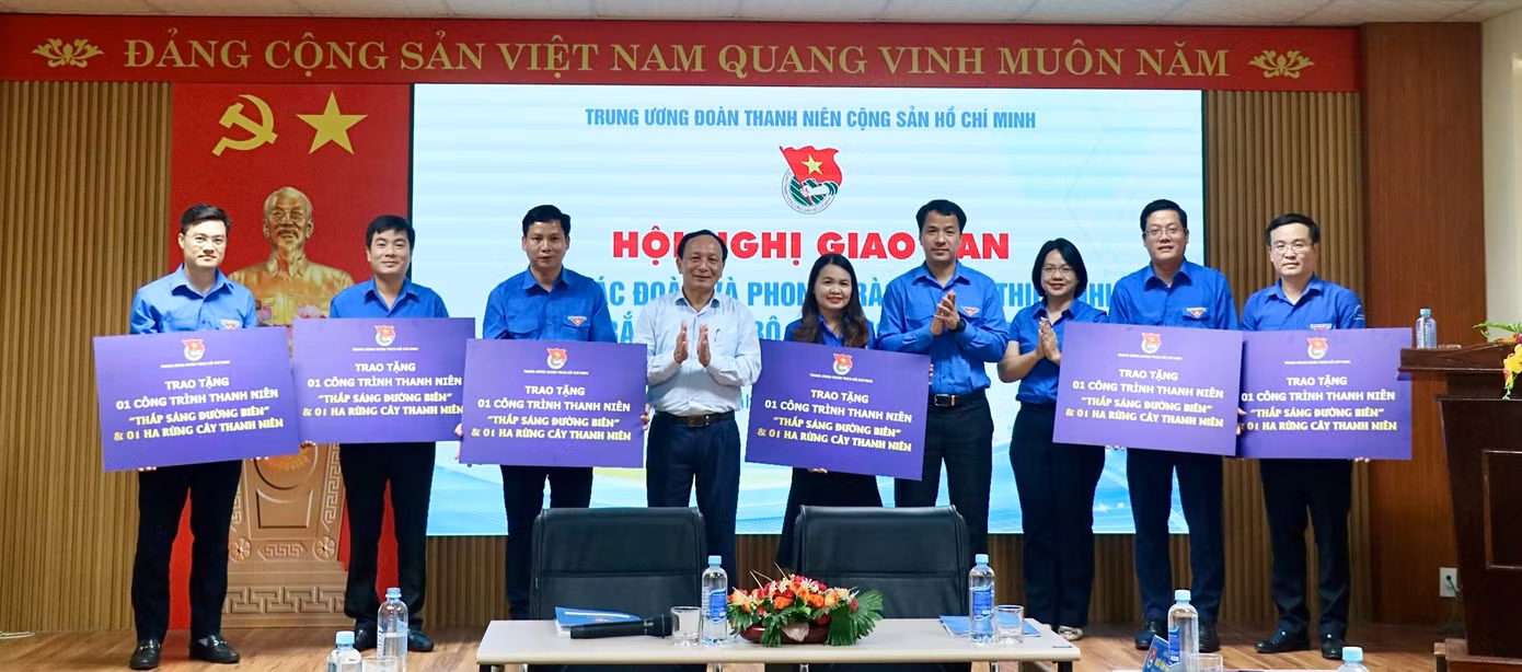 Trao biểu trưng hỗ trợ cụm Bắc Trung bộ công trình thắp sáng đường biên.