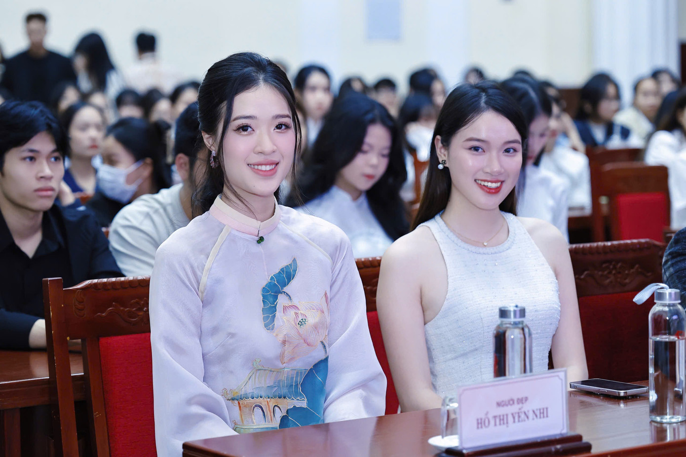 Hồ Thị Yến Nhi và Phạm Thị Phương Trinh tại tuyển sinh Hoa hậu Việt Nam 2024.