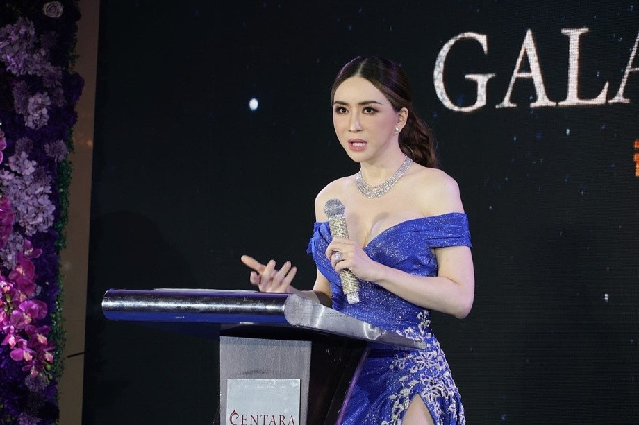 Anne Jakkaphong Jakrajutatip bị tố cáo thao túng kết quả Hoa hậu Hoàn vũ.