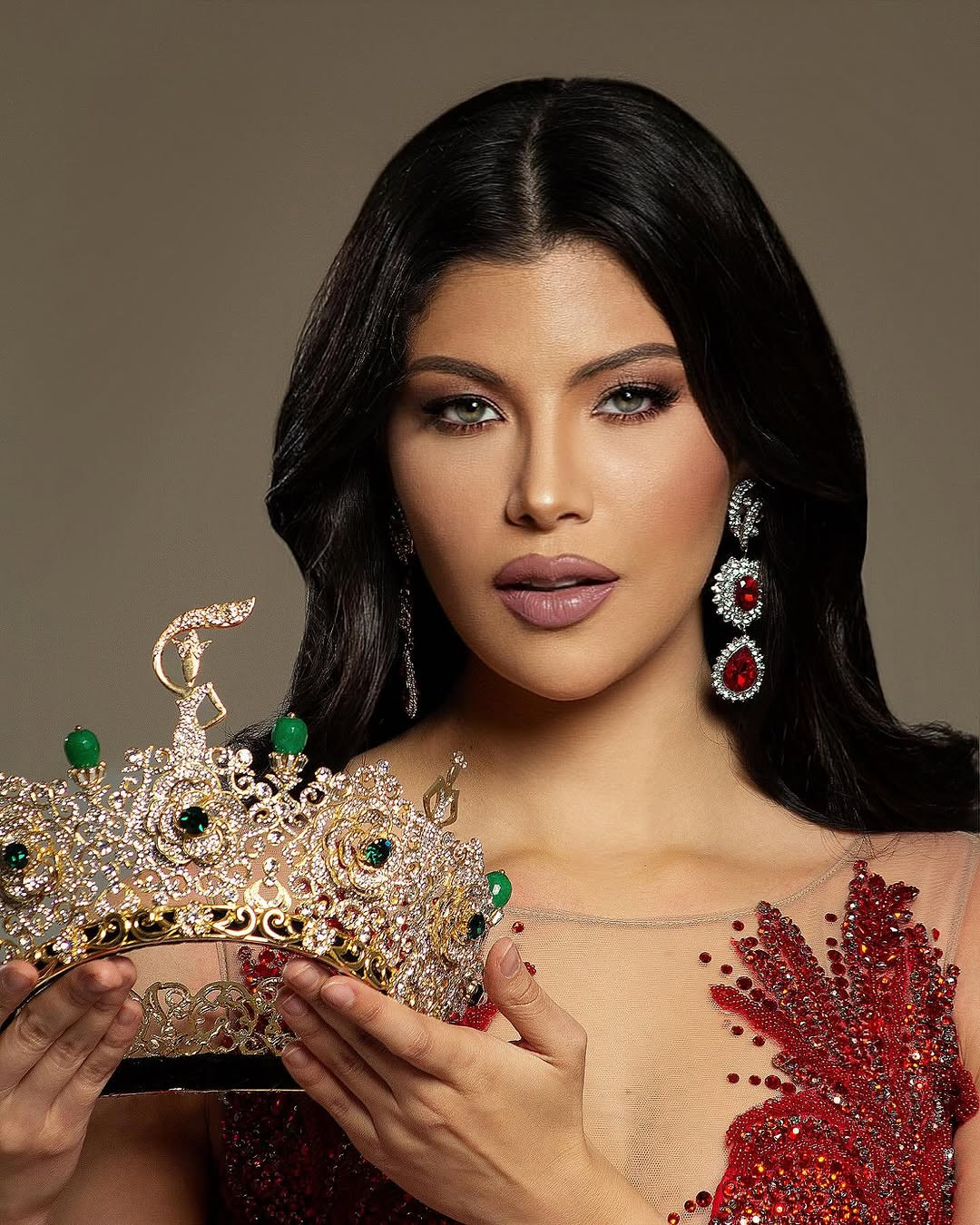 Tina Batson - Hoa hậu Hòa bình Venezuela 2025 - đã từ bỏ danh hiệu.