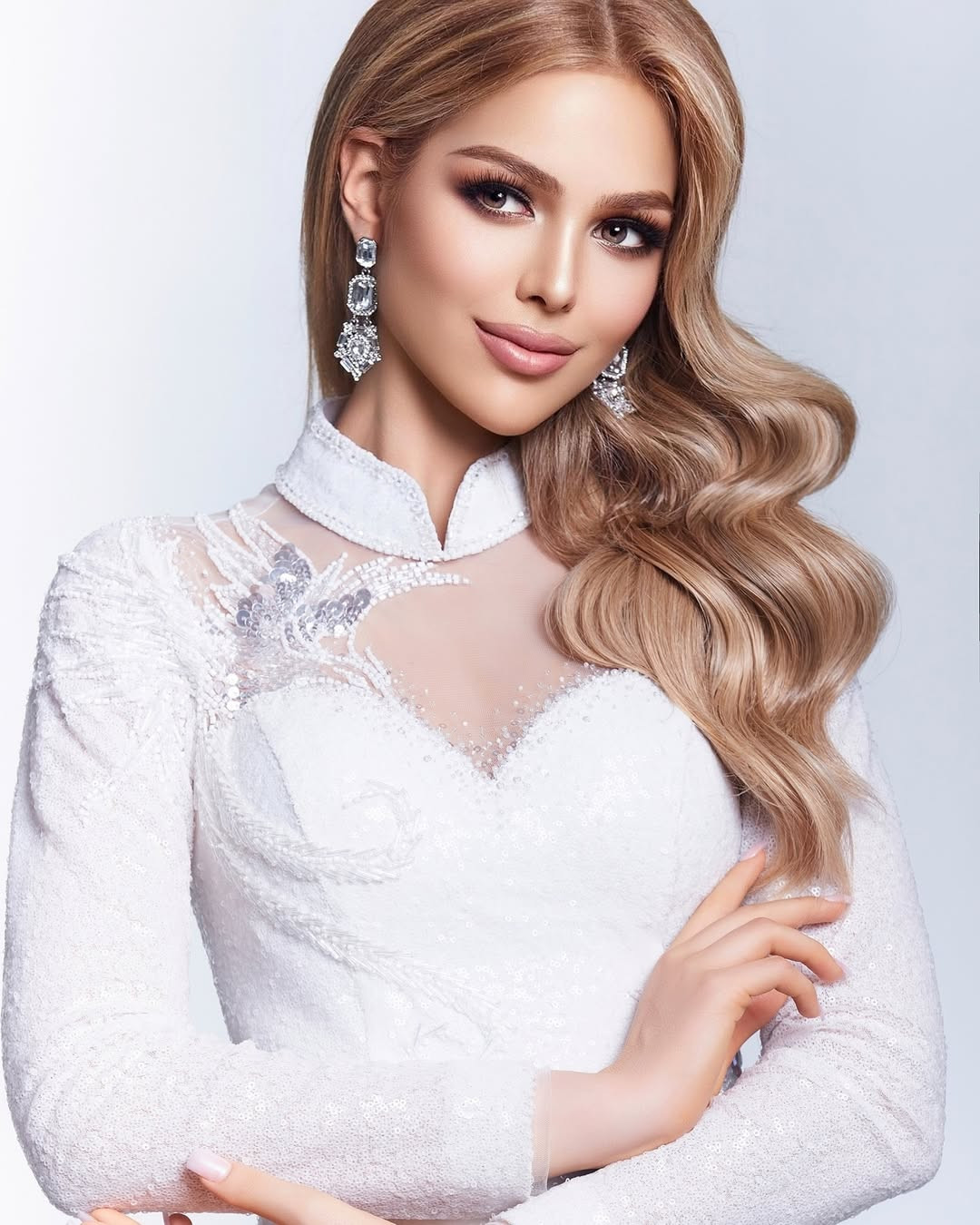 Trước khi tham dự Hoa hậu Hòa bình Quốc tế 2024, Cristina Gonzalo tới Việt Nam training các kỹ năng. Cô chụp bộ ảnh thời trang với áo dài trắng, khoe vẻ nền nã. Người đẹp cũng được sự hỗ trợ của các nhà thiết kế, chuyên gia trang điểm Việt Nam trong quá trình dự thi ở Thái Lan.