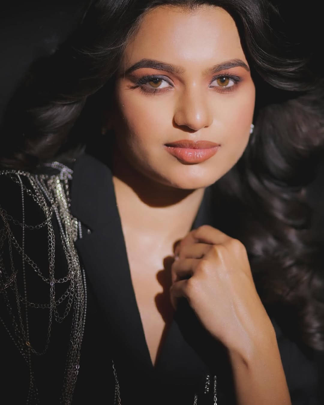 Vipra Mehta năm nay 21 tuổi. Cô đến từ thành phố Udaipur, thuộc bang Rajasthan ở miền Tây Ấn Độ. Cô có vẻ đẹp ngọt ngào, duyên dáng. Chiến thắng của người đẹp nhận được sự hưởng ứng của các fan sắc đẹp.