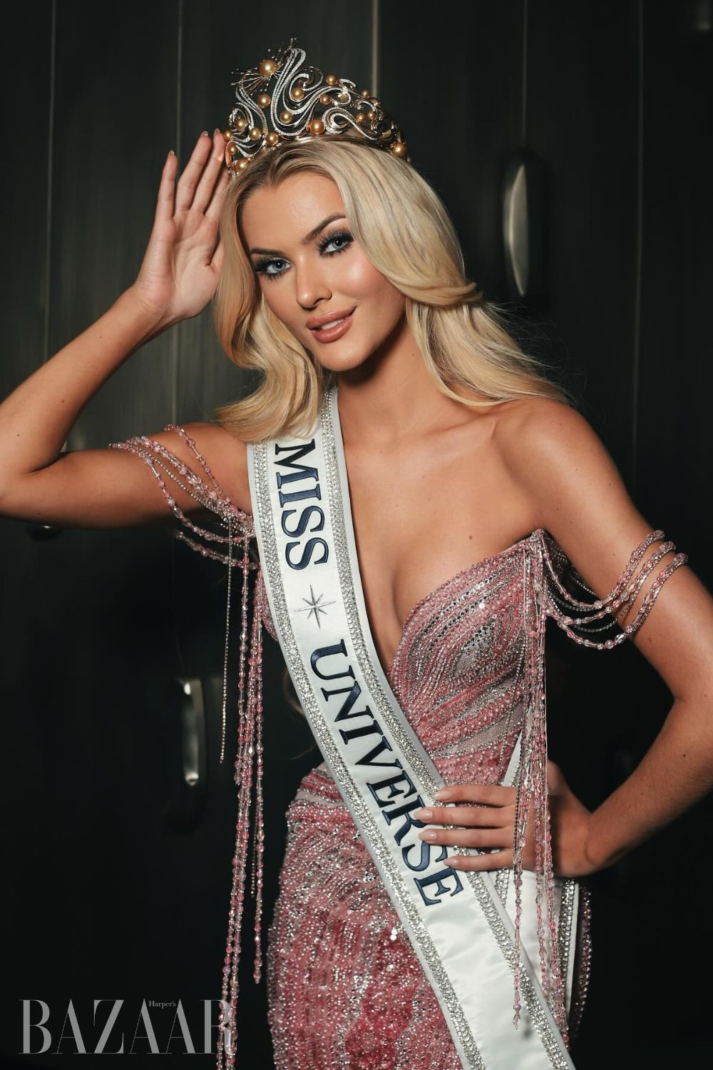 Ông Nawat mở bán vé gặp gỡ đương kim Hoa Hậu Hoàn Vũ 2024 Victoria Kjær Theilvig với giá khoảng 4,4 triệu đồng. Ông Nawat mở bán vé gặp gỡ đương kim Hoa Hậu Hoàn Vũ 2024 Victoria Kjær Theilvig với giá khoảng 4,4 triệu đồng.