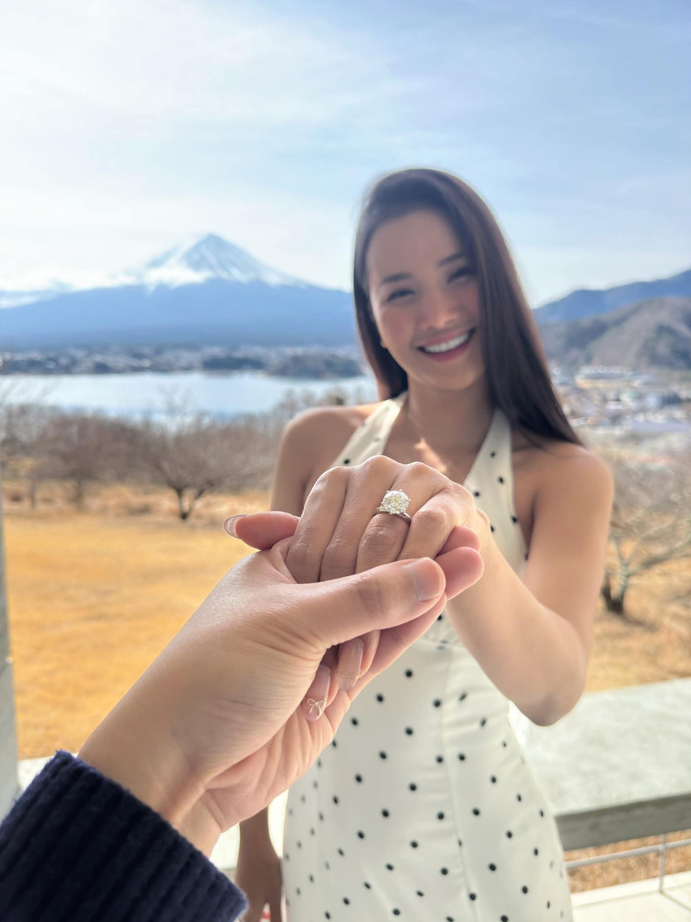 Á hậu Hương Ly được bạn trai cầu hôn ở núi Phú Sĩ.