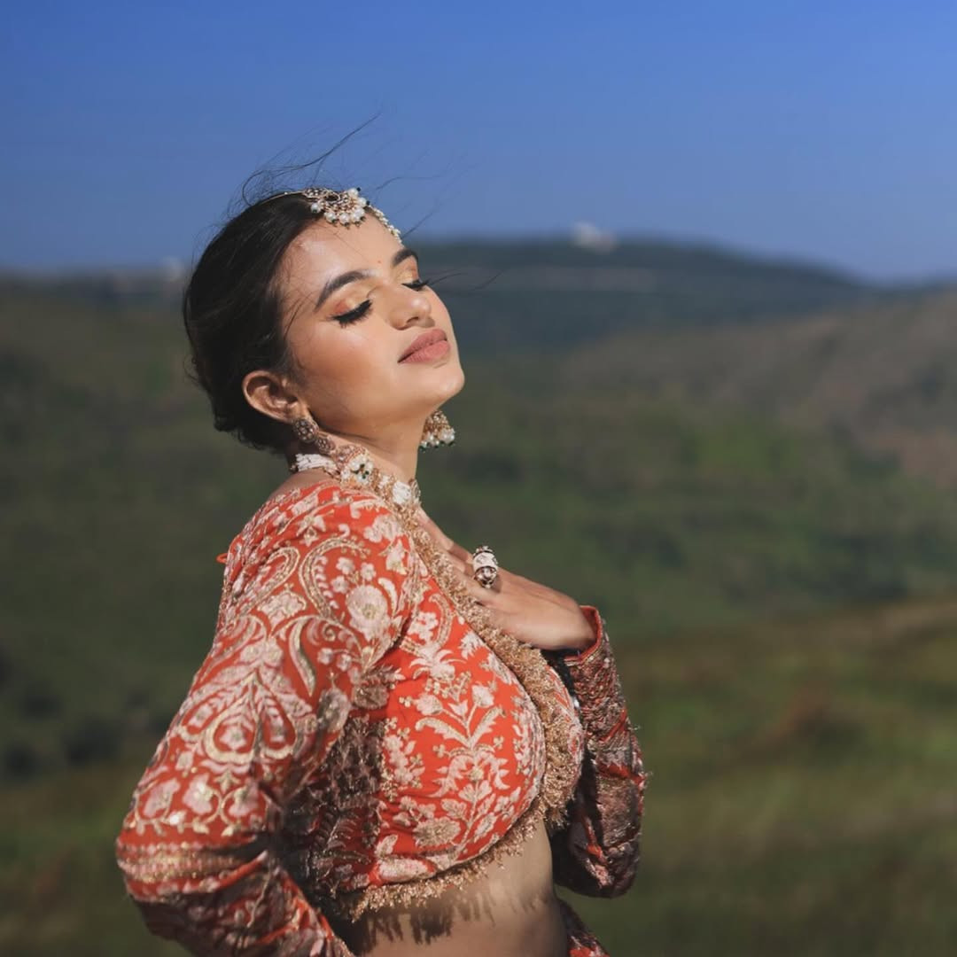 Cô cho biết để cân bằng giữa sự nổi tiếng và việc học không phải là điều dễ dàng. "Thật là một thách thức khi phải cân bằng giữa việc học với lịch quay phim dày đặc, và việc thích nghi với thế giới chuyên nghiệp ở độ tuổi còn quá trẻ đòi hỏi tính kỷ luật rất lớn. Một trong những khó khăn lớn nhất của tôi là chứng tỏ bản thân trong một ngành mà kinh nghiệm thường lấn át sự nhiệt tình. Nhưng với sự kiên trì, học hỏi liên tục và sự ủng hộ không ngừng nghỉ của gia đình, tôi đã biến mọi thử thách thành cơ hội để phát triển, định hình nên một nghệ sĩ biểu diễn như tôi ngày hôm nay", cô chia sẻ.