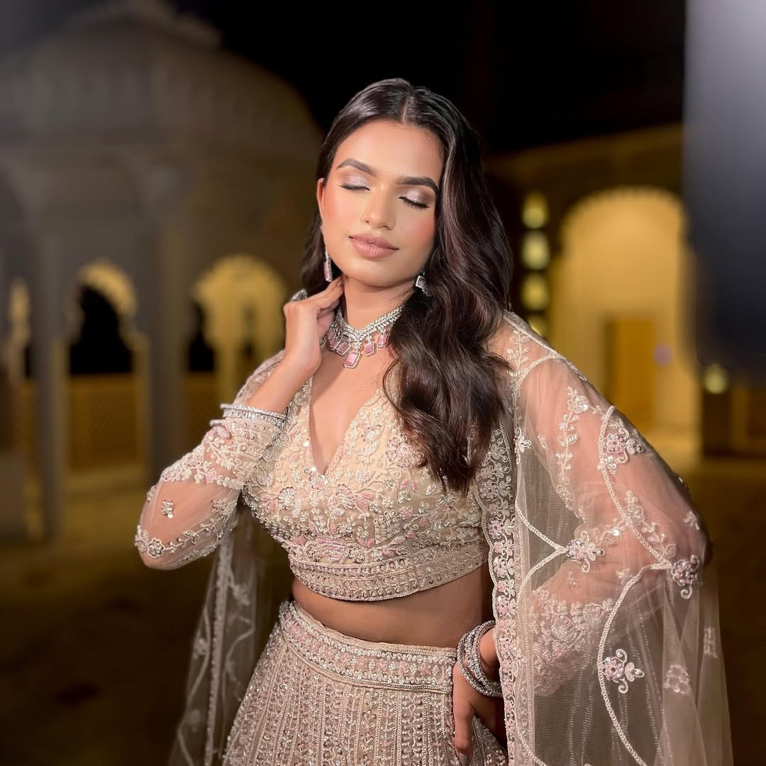 Vipra chia sẻ về những ngày đầu khởi nghiệp của mình: "Hành trình trong ngành giải trí của tôi bắt đầu từ năm 5 tuổi. Lớn lên ở Udaipur, tôi luôn bị mê hoặc bởi sự kỳ diệu của điện ảnh, khiêu vũ và biểu diễn. Sự ủng hộ không ngừng nghỉ của cha mẹ đã cho tôi sự tự tin để bước vào thế giới này khi còn rất nhỏ".