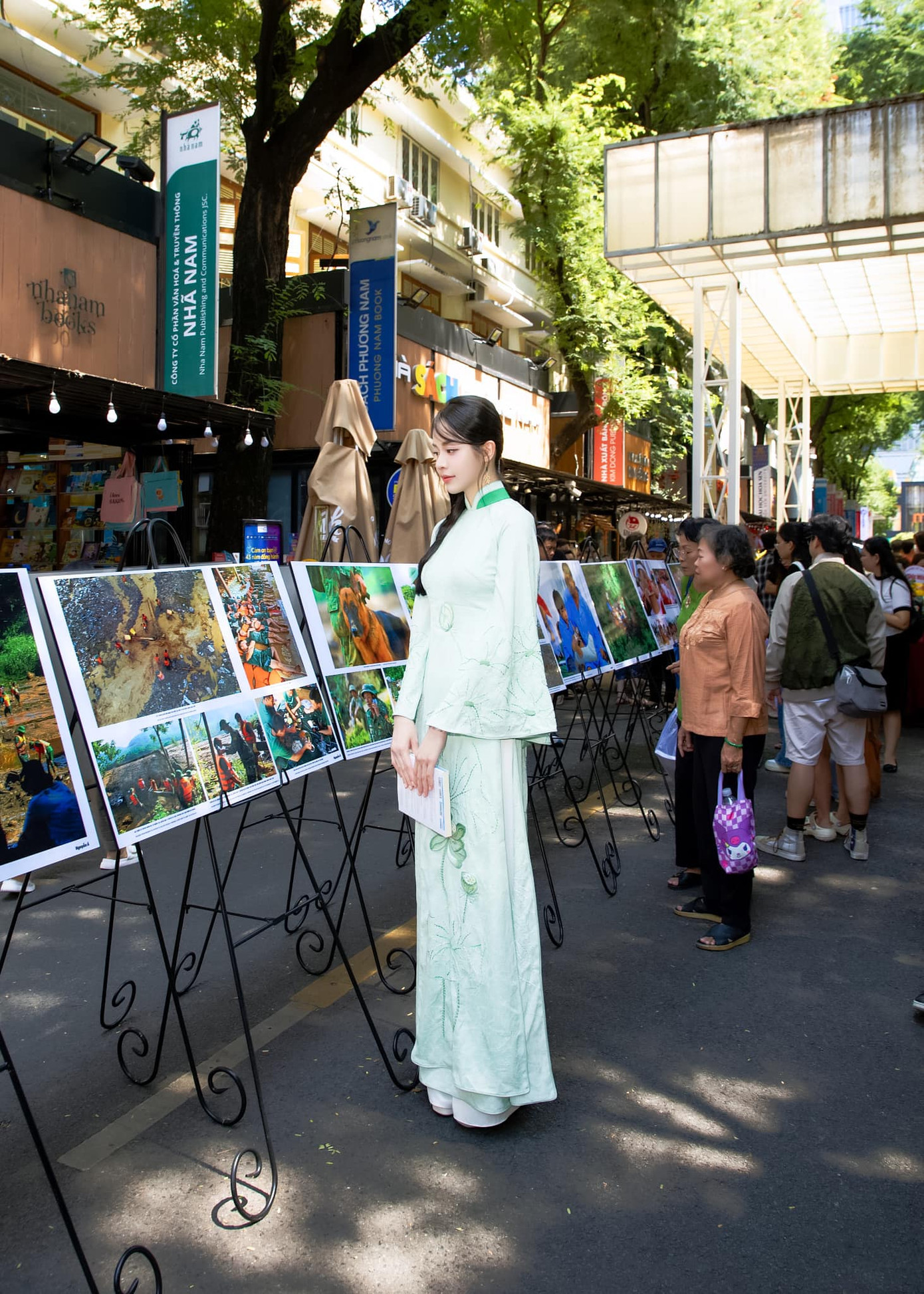 Hoa hậu Thanh Thủy tại buổi khai mạc triển lãm và ra mắt sách ảnh Vươn lên thôn Làng Nủ.