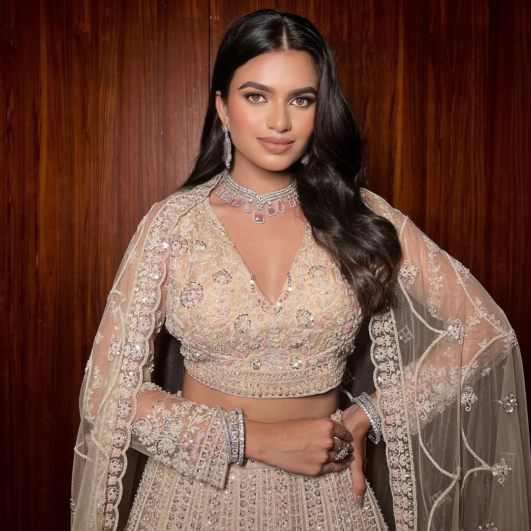 Vipra chia sẻ về những ngày đầu khởi nghiệp của mình: "Hành trình trong ngành giải trí của tôi bắt đầu từ năm 5 tuổi. Lớn lên ở Udaipur, tôi luôn bị mê hoặc bởi sự kỳ diệu của điện ảnh, khiêu vũ và biểu diễn. Sự ủng hộ không ngừng nghỉ của cha mẹ đã cho tôi sự tự tin để bước vào thế giới này khi còn rất nhỏ".