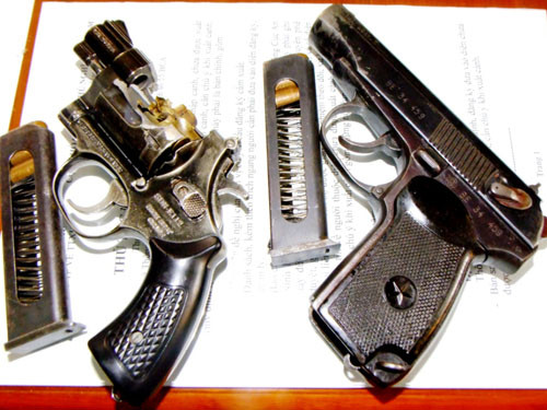 Hai khẩu súng của băng cướp vừa thu giữ