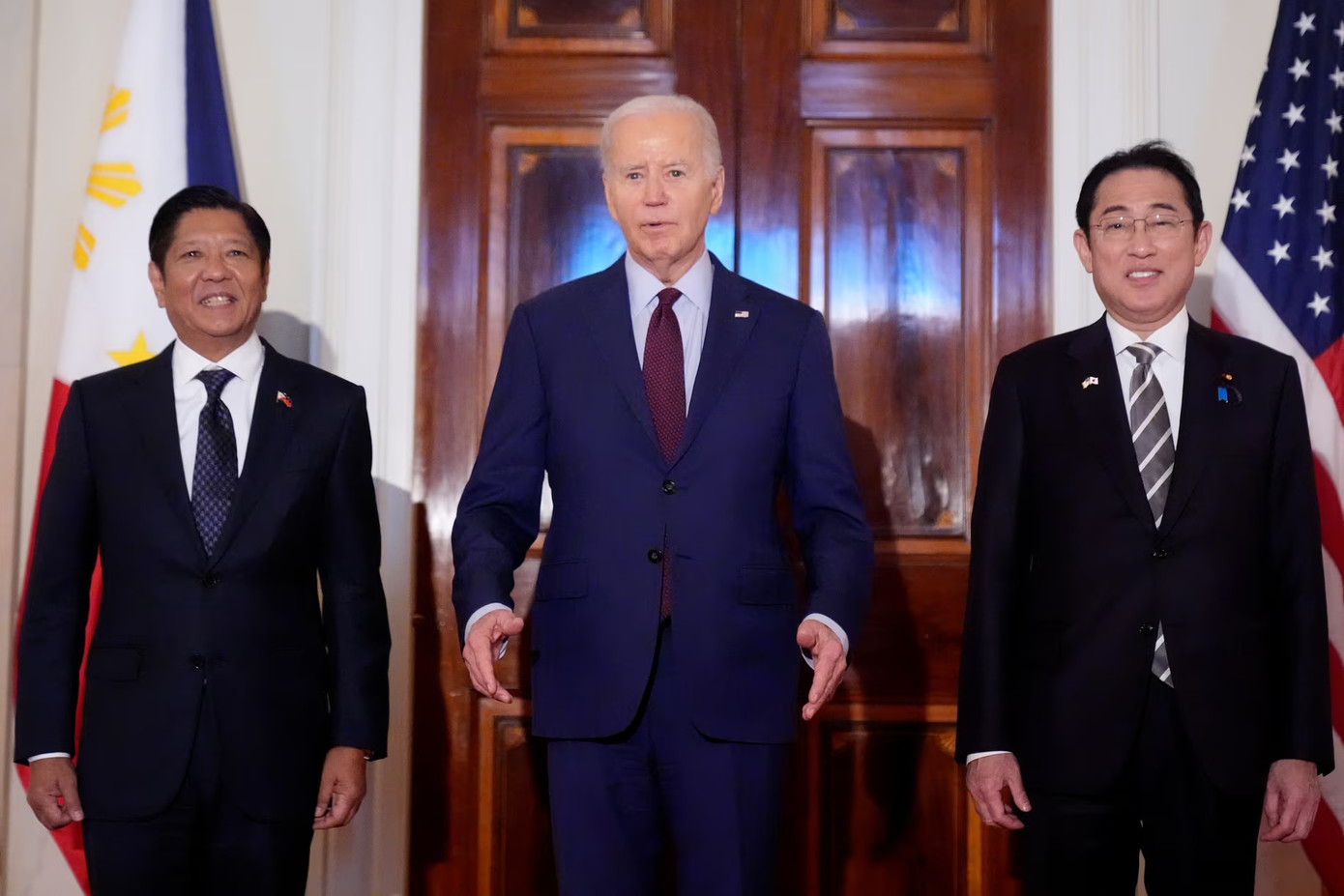 Tổng thống Mỹ Joe Biden (giữa) phát biểu cùng với Tổng thống Philippines Ferdinand Marcos Jr (trái) và Thủ tướng Nhật Bản Fumio Kishida trước cuộc gặp ba bên tại Nhà Trắng ngày 11/4. Ảnh: AP. Tổng thống Mỹ Joe Biden (giữa) phát biểu cùng với Tổng thống Philippines Ferdinand Marcos Jr (trái) và Thủ tướng Nhật Bản Fumio Kishida trước cuộc gặp ba bên tại Nhà Trắng ngày 11/4. Ảnh: AP.