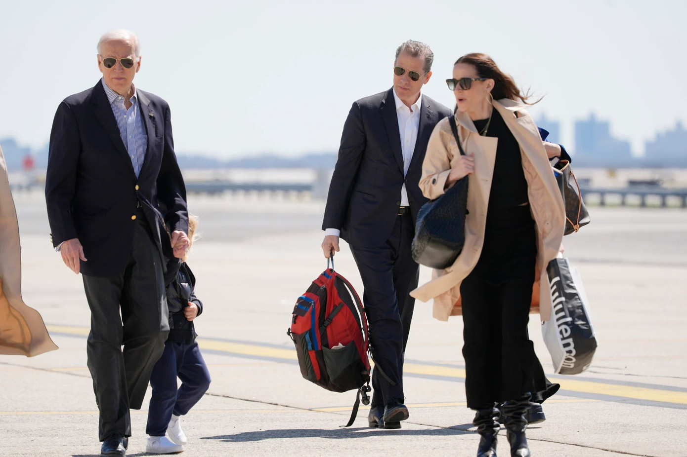 Tổng thống Mỹ Joe Biden nắm tay cháu trai Beau Biden đi cùng con trai Hunter Biden và con gái Ashley Biden lên chiếc Air Force One ở New York vào tháng 3. Ảnh: AP. Tổng thống Mỹ Joe Biden nắm tay cháu trai Beau Biden đi cùng con trai Hunter Biden và con gái Ashley Biden lên chiếc Air Force One ở New York vào tháng 3. Ảnh: AP.