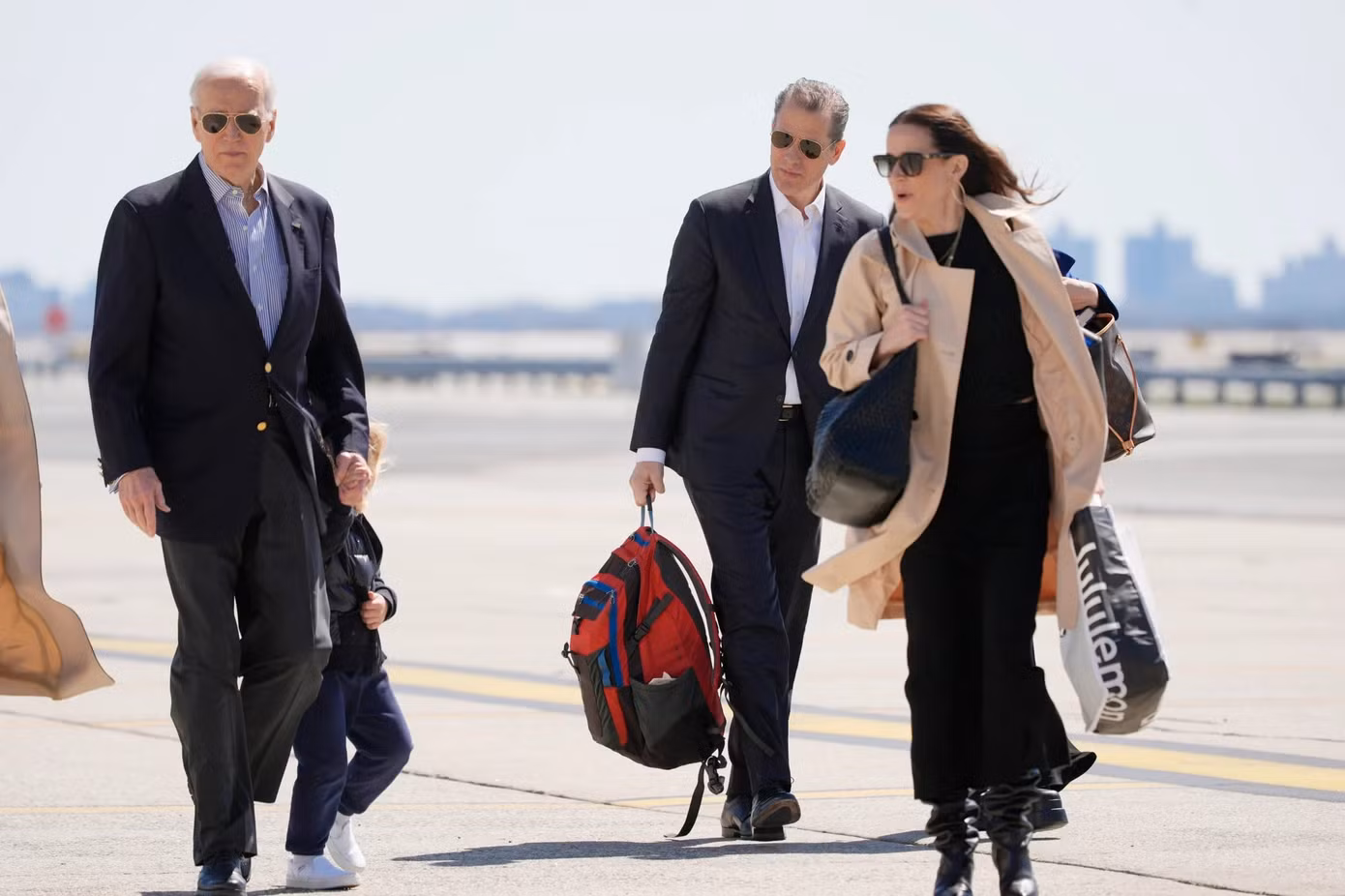 Tổng thống Mỹ Joe Biden nắm tay cháu trai Beau Biden đi cùng con trai Hunter Biden và con gái Ashley Biden lên chiếc Air Force One ở New York vào tháng 3. Ảnh: AP.