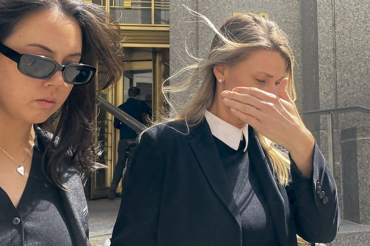 Aimee Harris (phải) bước ra khỏi tòa án liên bang ở New York hôm 9/4. Ảnh: AP. Aimee Harris (phải) bước ra khỏi tòa án liên bang ở New York hôm 9/4. Ảnh: AP.