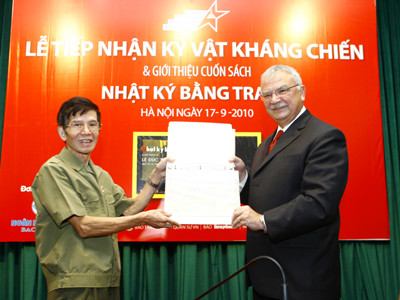 Họa sĩ Đức Tuấn nhận 3 bức tranh được thiếu ta Robert Simson lưu giữ từ ông Đại sứ Mỹ. Họa sĩ Đức Tuấn nhận 3 bức tranh được thiếu ta Robert Simson lưu giữ từ ông Đại sứ Mỹ