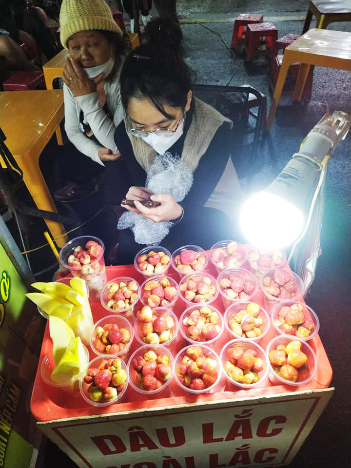 Dâu Tây là sản phẩm đặc trưng, đặc biệt món dâu lắc được làm ngay tại chợ Đêm Đà Lạt Dâu Tây là sản phẩm đặc trưng, đặc biệt món dâu lắc được làm ngay tại chợ Đêm Đà Lạt