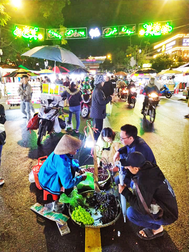 Chợ đêm Đà Lạt nổi tiếng với nhiều sản phẩm hoa quả đặc sản được bán bởi người nông dân với giá cả phải chăng. Chợ đêm Đà Lạt nổi tiếng với nhiều sản phẩm hoa quả đặc sản được bán bởi người nông dân với giá cả phải chăng.