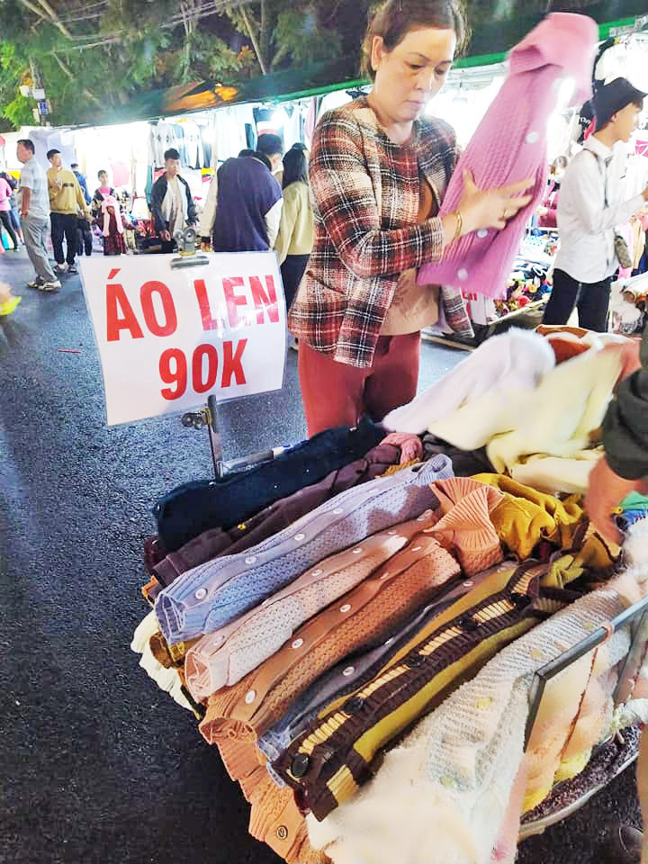 Áo len cũng là một "đặc sản", nhiều sản phẩm do người dân tự tay thêu đan. Áo len cũng là một "đặc sản", nhiều sản phẩm do người dân tự tay thêu đan.