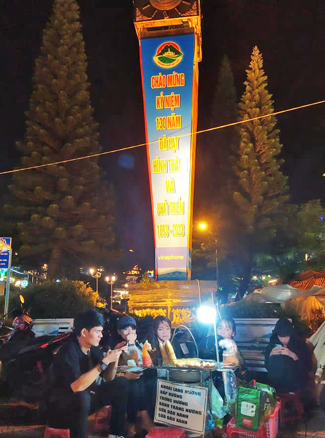 Giới trẻ thưởng thức món ngô nướng. Giới trẻ thưởng thức món ngô nướng.