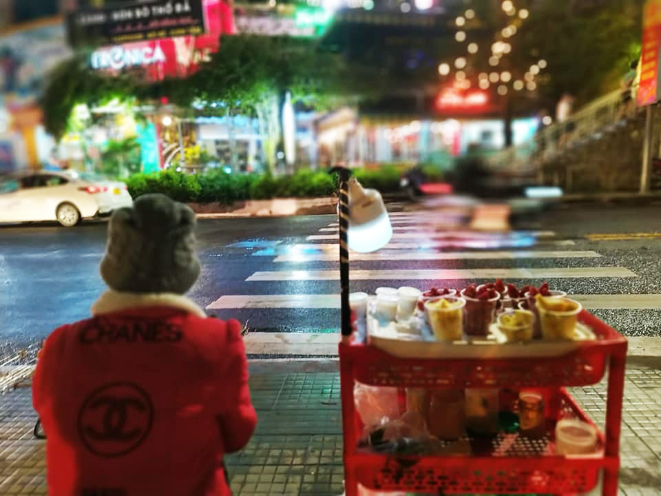 Các món nước uống trái cây được bán ngay các lối đi. Các món nước uống trái cây được bán ngay các lối đi.