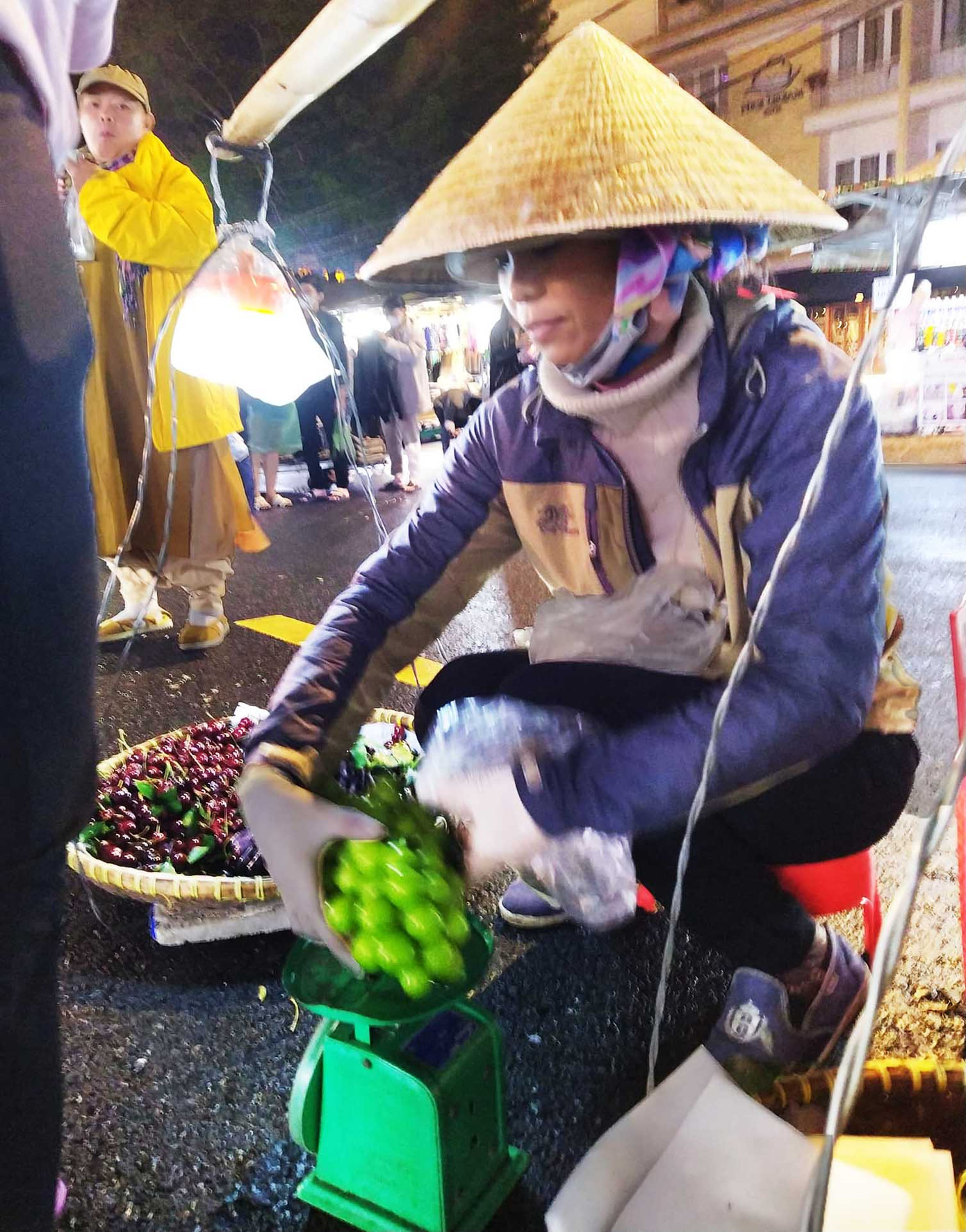 Nho Đà Lạt được dùng làm rượu vang, được du khách yêu thích. Nho Đà Lạt được dùng làm rượu vang, được du khách yêu thích.