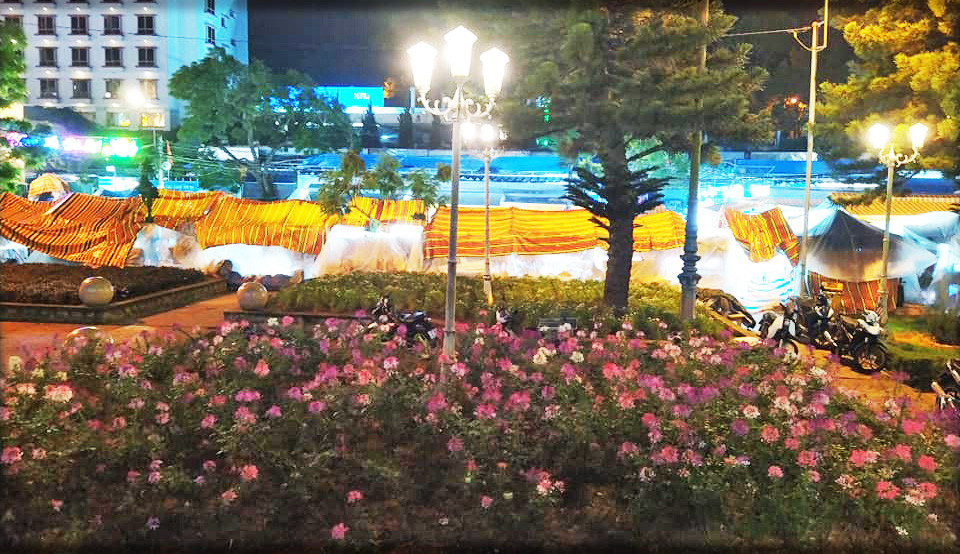 Chợ đêm Đà Lạt nhìn từ phía sau như một bức tranh nhiều màu sắc cuốn hút du khách khi tới thăm Đà Lạt vào đêm. Chợ đêm Đà Lạt nhìn từ phía sau như một bức tranh nhiều màu sắc cuốn hút du khách khi tới thăm Đà Lạt vào đêm.