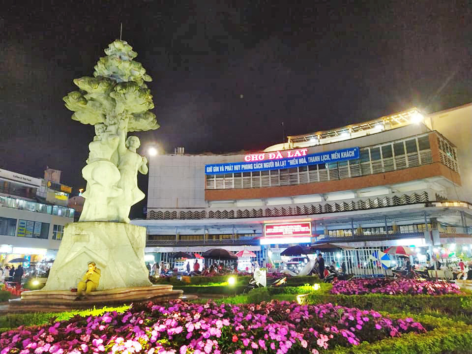 Chợ Đà Lạt vốn được xây dựng từ năm 1929 và trải qua nhiều lần chỉnh trang. Đặc biệt vào những năm 1960, kiến trúc sư nổi tiếng Ngô Viết Thụ (Người thiết kế Dinh Thống Nhất) đã chỉnh trang diện mạo chợ như ngày nay. Tuy nhiên, chợ Đà Lạt chỉ hoạt động đến 18h và sau đó, chợ đêm (hay còn gọi là chợ Âm Phủ) đã được họp phía trước chợ Đà Lạt. Chợ Đà Lạt vốn được xây dựng từ năm 1929 và trải qua nhiều lần chỉnh trang. Đặc biệt vào những năm 1960, kiến trúc sư nổi tiếng Ngô Viết Thụ (Người thiết kế Dinh Thống Nhất) đã chỉnh trang diện mạo chợ như ngày nay. Tuy nhiên, chợ Đà Lạt chỉ hoạt động đến 18h và sau đó, chợ đêm (hay còn gọi là chợ Âm Phủ) đã được họp phía trước chợ Đà Lạt.