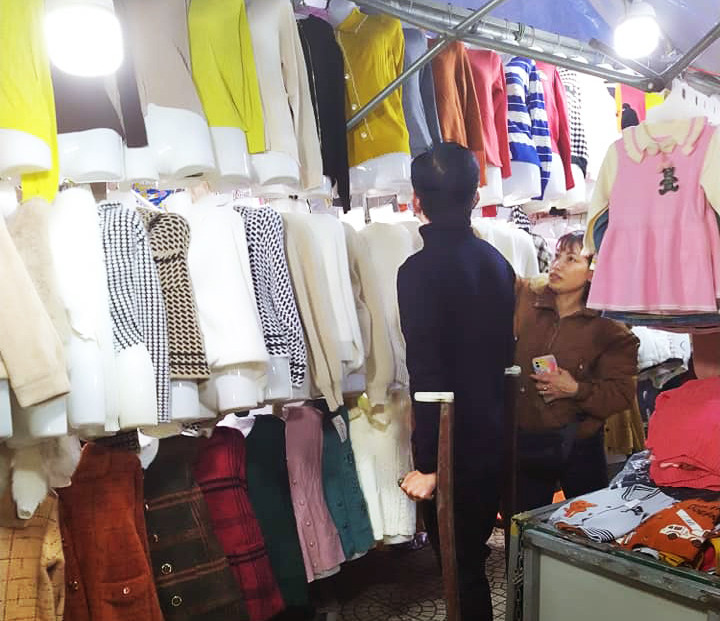 Một người khách tìm mua áo ấm. Một người khách tìm mua áo ấm.