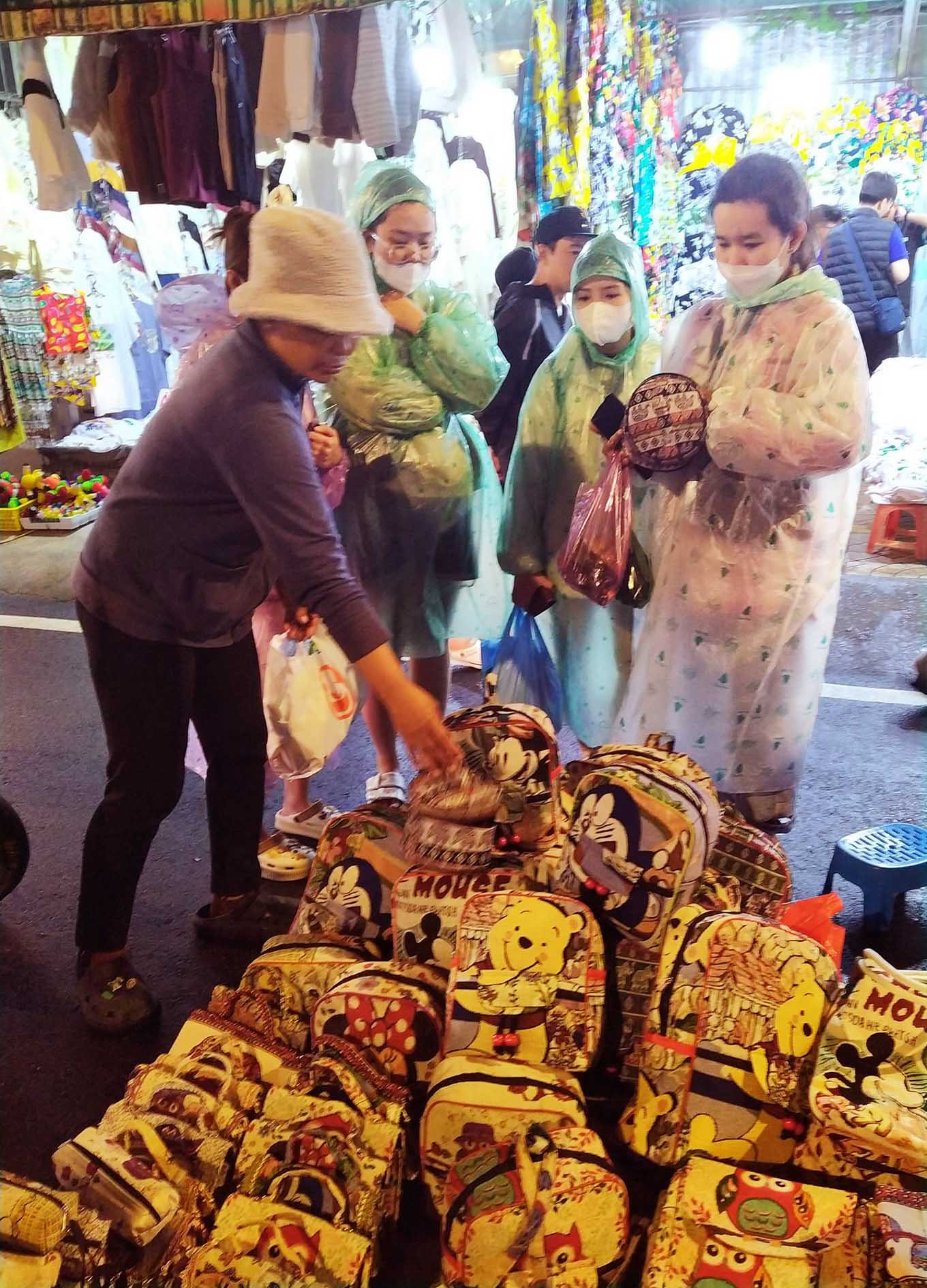 Đội mưa đi mua túi xách. Đội mưa đi mua túi xách.