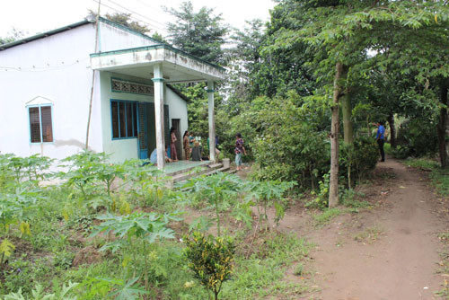 Xóm Ngã Cái nơi xảy ra vụ đứa bé bị chôn sống. Ảnh: Thanh Niên. Xóm Ngã Cái nơi xảy ra vụ đứa bé bị chôn sống. Ảnh: Thanh Niên