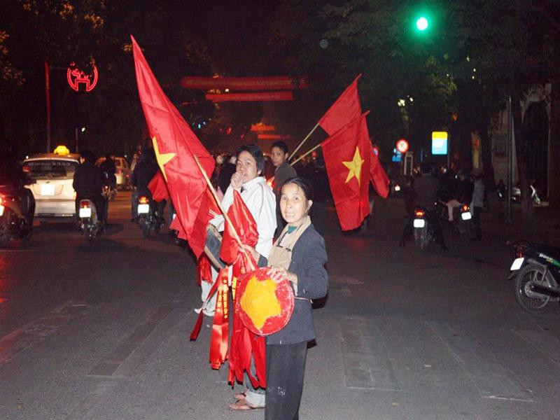 Những người bán cờ, nón in hình sao vàng được dịp đắt khách