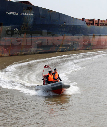 Sử dụng ca nô cơ động đi tuần tra