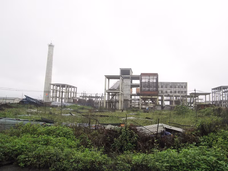 Các ngân hàng đã giải ngân hơn 800 tỷ đồng vào dự án, nhưng nay nhà máy vẫn phơi sương, cỏ mọc đầy