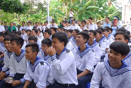 Niềm vui của lính đảo khi xem văn công biểu diễn