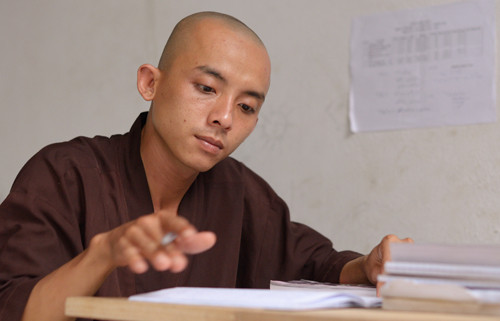 Nguyễn Quang Duy học bài ở phòng trọ. Ảnh: H.Hạnh