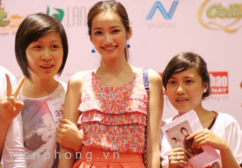 Trúc Diễm trẻ trung bên các bạn thí sinh