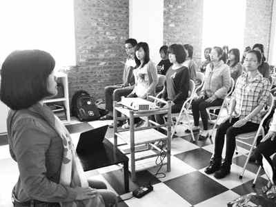 Chị Thương hướng dẫn các tình nguyện viên học các bài thể dục phục hồi chức năng . Chị Thương hướng dẫn các tình nguyện viên học các bài thể dục phục hồi chức năng