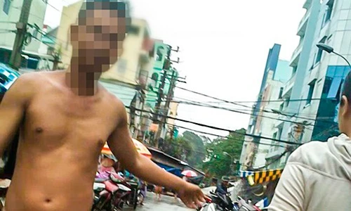 Chèo kéo người đi đường tham gia “luộc” đồ