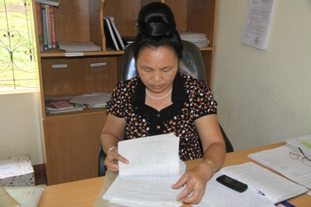 Chủ tịch xã Chiềng Mai bà Lò Thị Ươm làm việc với phóng viên VietNamNet
