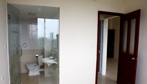 Nhà TNT Đặng Xá có 2 loại căn hộ với diện tích 55m2 vad 69m2 được bố trí 2 phòng ngủ, một phòng khách, khu vực bếp và 2 nhà vệ sinh. Đây là một căn hộ đang chuẩn bị bàn giao cho khách hàng