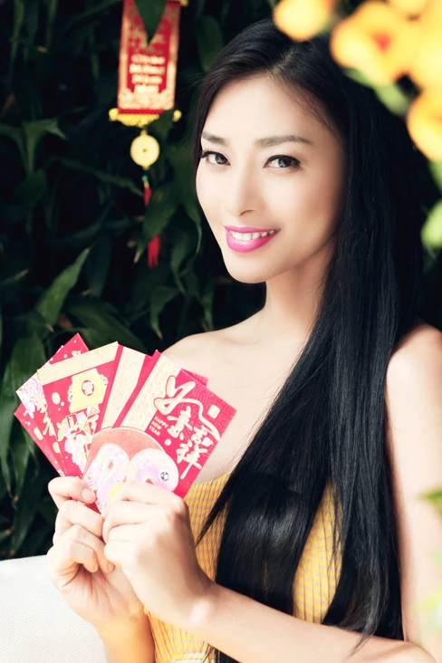 Đả nữ xinh đẹp và rực rỡ trong không khí tết đến, xuân về