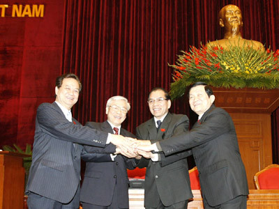 Các đồng chí: Nông Đức Mạnh, Tổng Bí thư Ban Chấp hành TƯ Đảng khóa X, Trương Tấn Sang, Ủy viên Bộ Chính trị và Nguyễn Tấn Dũng, Ủy viên Bộ Chính trị chúc mừng đồng chí Nguyễn Phú Trọng được bầu làm Tổng bí thư Ban Chấp hành Trung ương Đảng khóa XI 