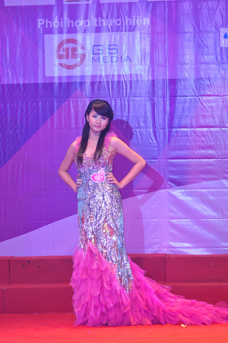 Các thí sinh trong phần thi trang phục 