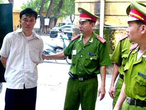 Bùi Xuân Khánh bị dẫn giải tới tòa