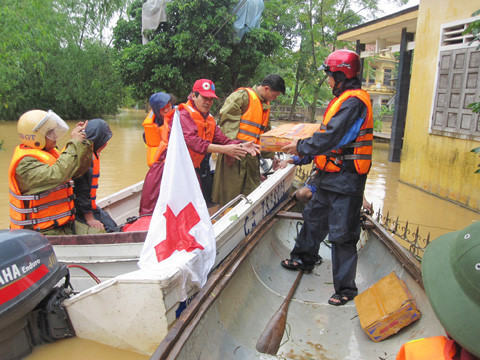 Hội Chữ thập đỏ Quảng Bình cứu trợ vùng lũ Ảnh: HN